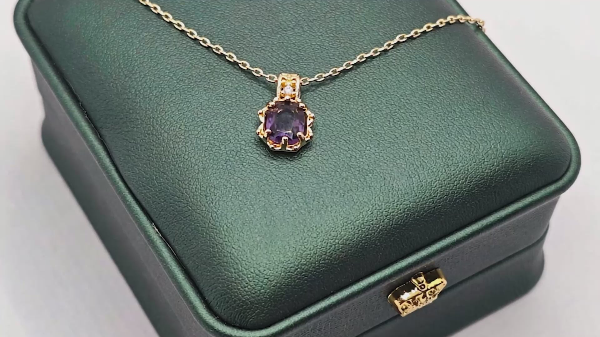 “Étreinte” Petite Bloom Pendant Necklace — 14K Gold‑Plated, Amethyst‑Style