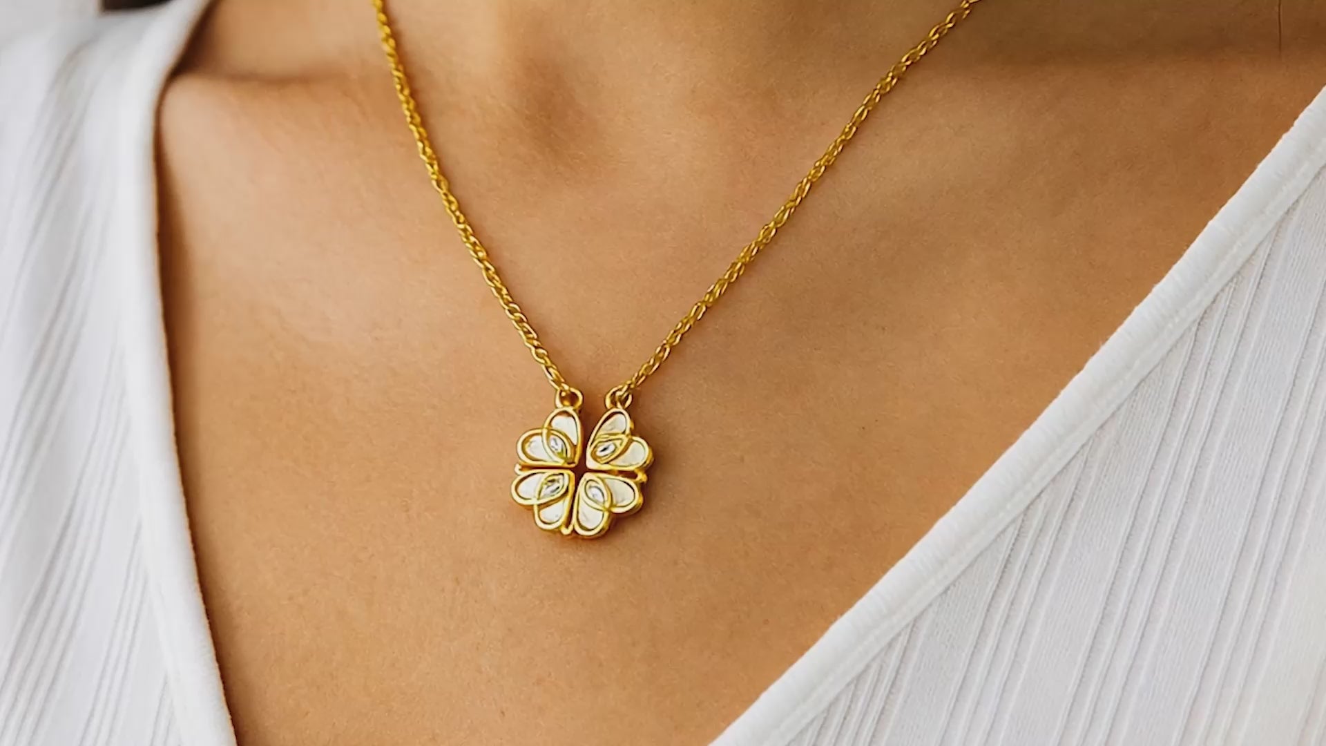 Collier pendentif trèfle « Étreinte » — Chaîne plaquée 18 carats, incrustation blanche divisée en croix