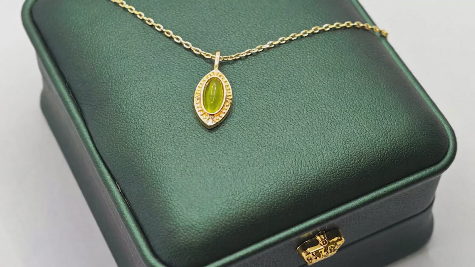 “Étreinte” Oval Green Crystal Pendant Necklace — 14K Gold‑Plated