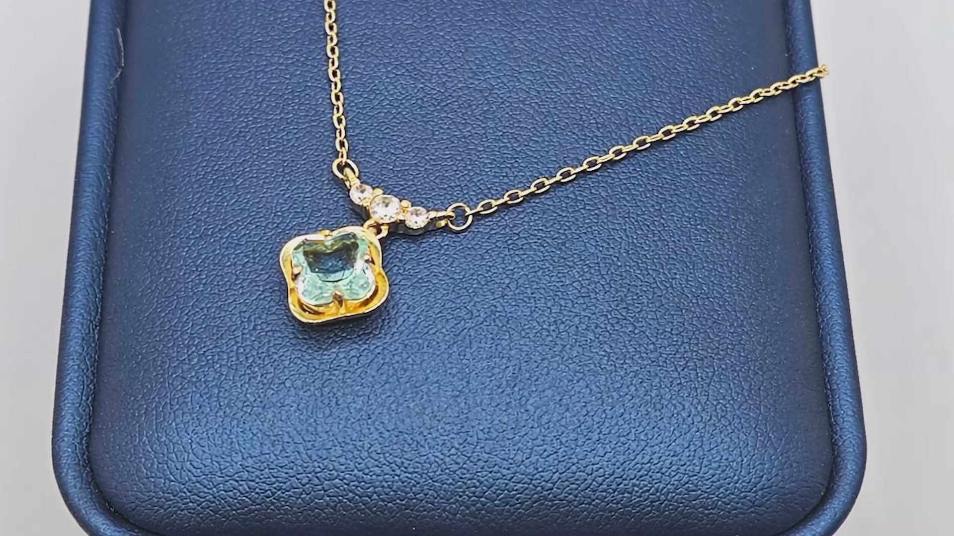 Collier avec pendentif de style topaze bleue et croix française « Étreinte » — Plaqué or 14 carats