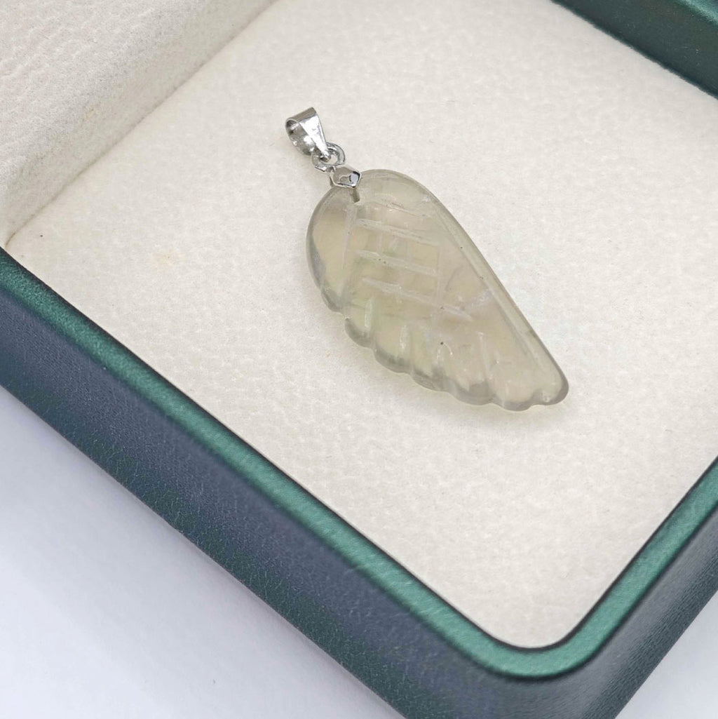 “Léger” Angel Wing Pendant — Hand‑Carved Green Fluorite