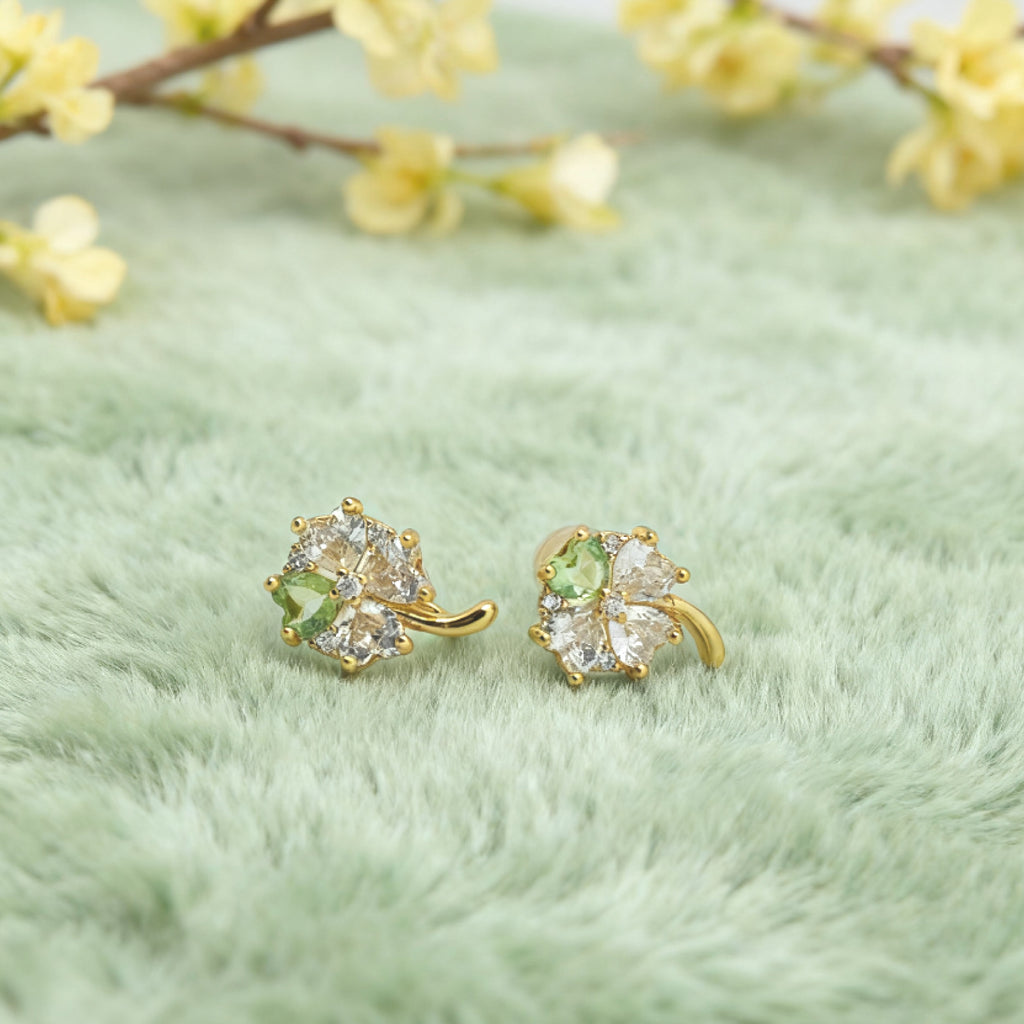 Boucles d'oreilles sans perçage « Éclat » en forme de trèfle cœur — Plaqué or 14 carats, paillettes vert printemps