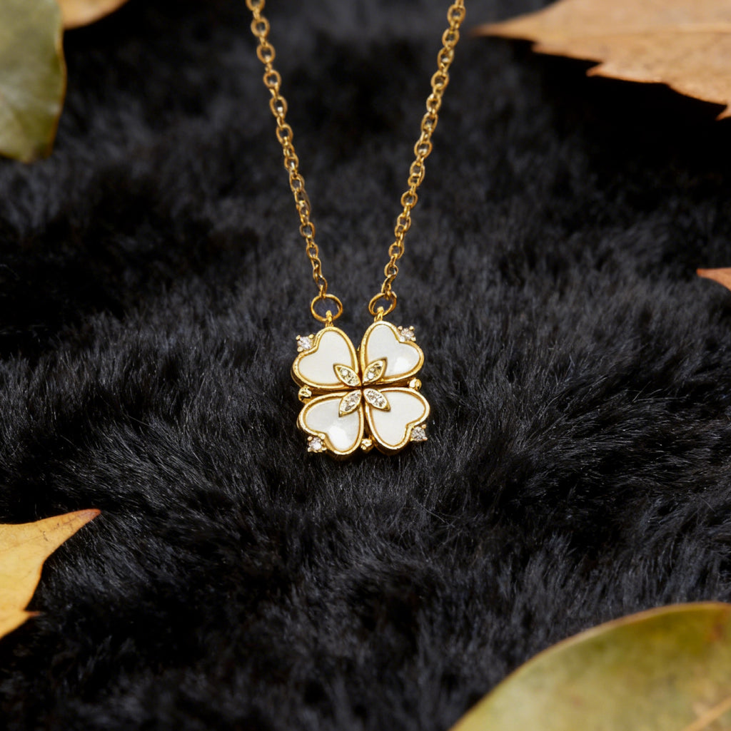 Collier pendentif trèfle « Étreinte » — Chaîne plaquée or 18 carats, résine blanche