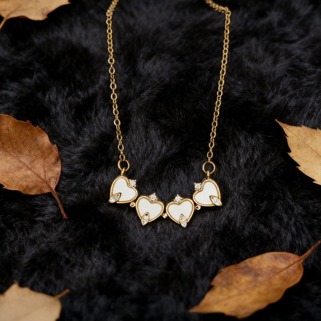 Collier pendentif trèfle « Étreinte » — Chaîne plaquée or 18 carats, résine blanche