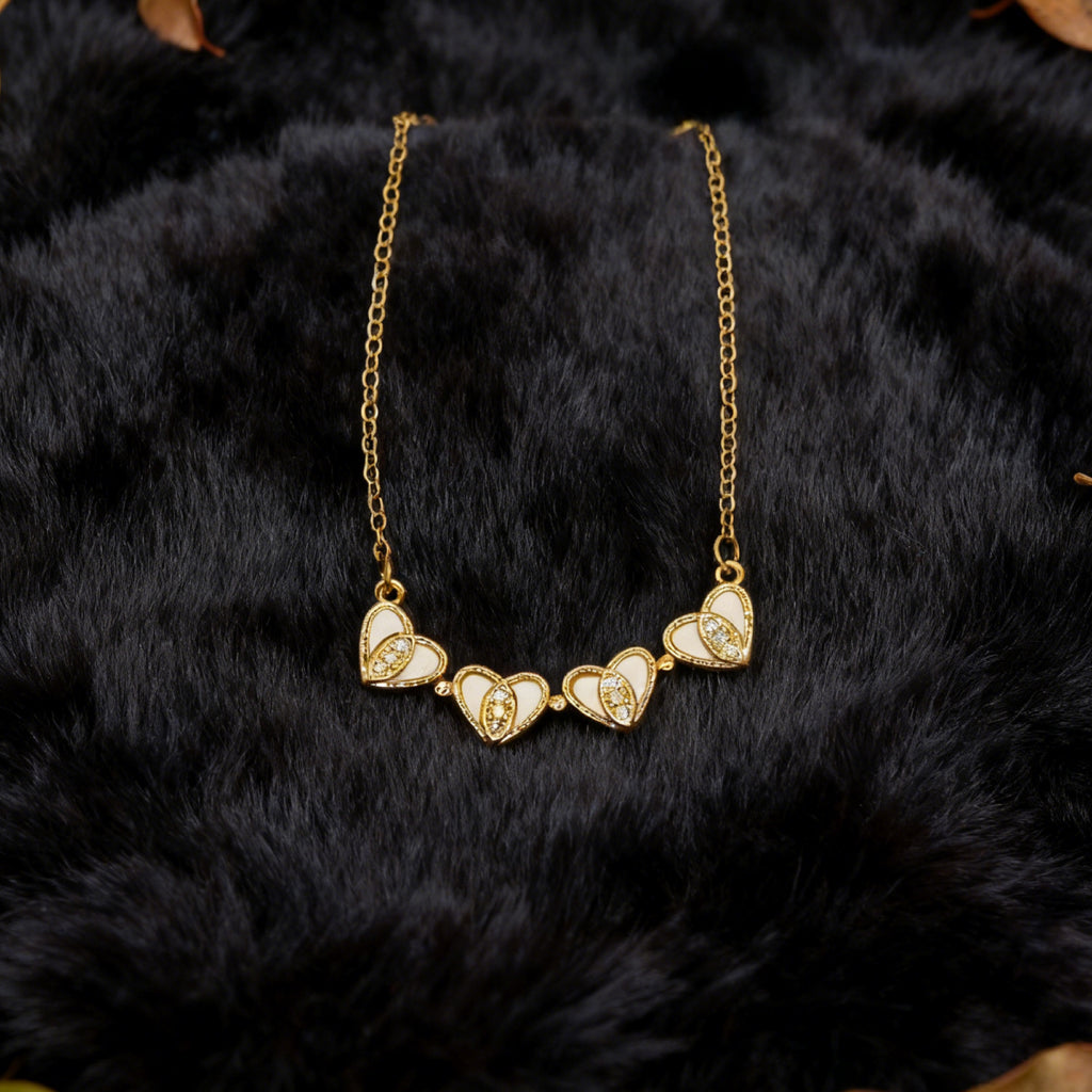 Collier pendentif trèfle « Étreinte » — Chaîne plaquée or 18 carats, incrustation blanche divisée par une croix