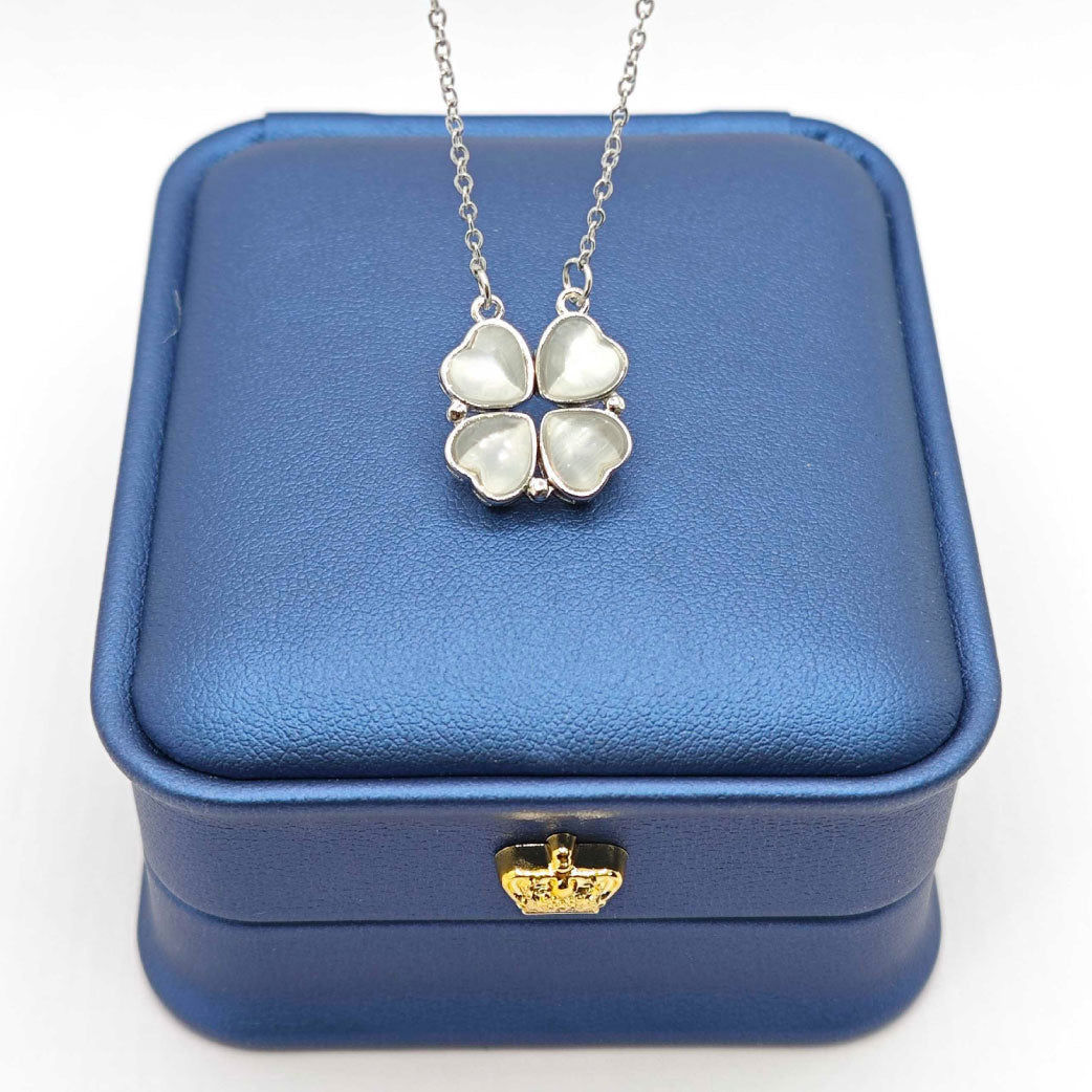 “Étreinte” Clover Pendant Necklace — Platinum‑Tone Chain, White Cat’s‑Eye Inlay