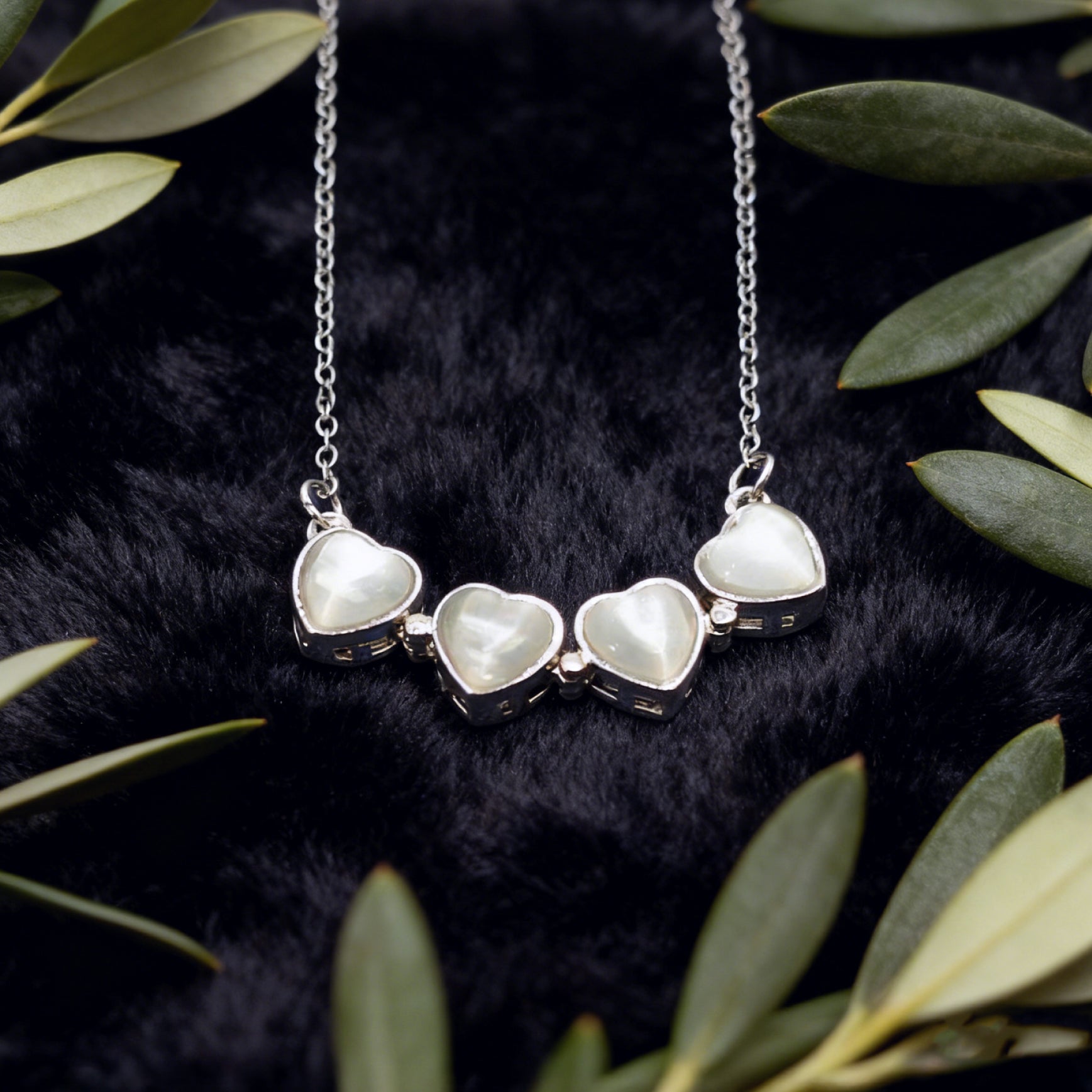 “Étreinte” Clover Pendant Necklace — Platinum‑Tone Chain, White Cat’s‑Eye Inlay