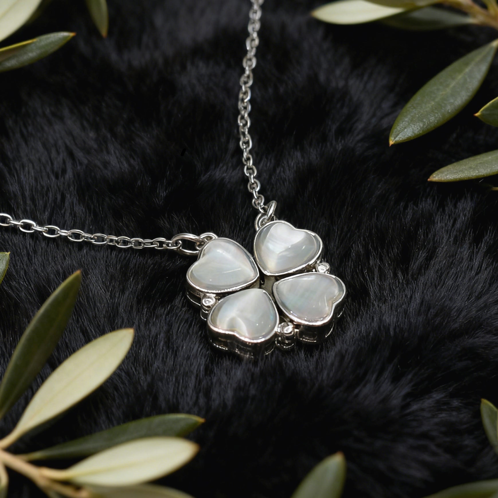 “Étreinte” Clover Pendant Necklace — Platinum‑Tone Chain, White Cat’s‑Eye Inlay