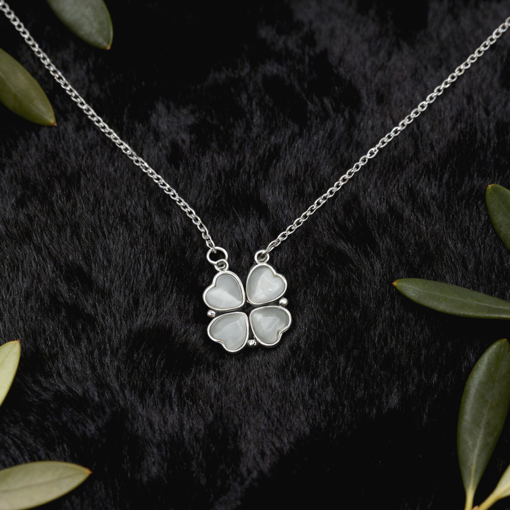 “Étreinte” Clover Pendant Necklace — Platinum‑Tone Chain, White Cat’s‑Eye Inlay