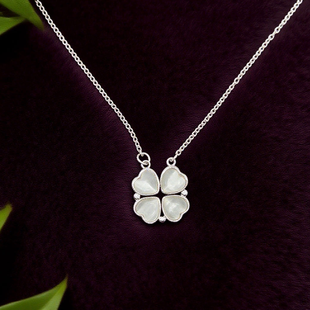 “Étreinte” Clover Pendant Necklace — Platinum‑Tone Chain, White Cat’s‑Eye Inlay
