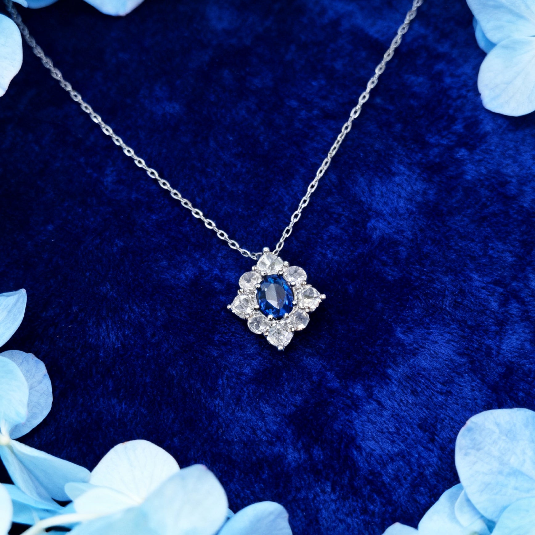 Collier pendentif Halo Royal « Étreinte » — Finition platine, cristal L’Ardeur bleu tanzanite