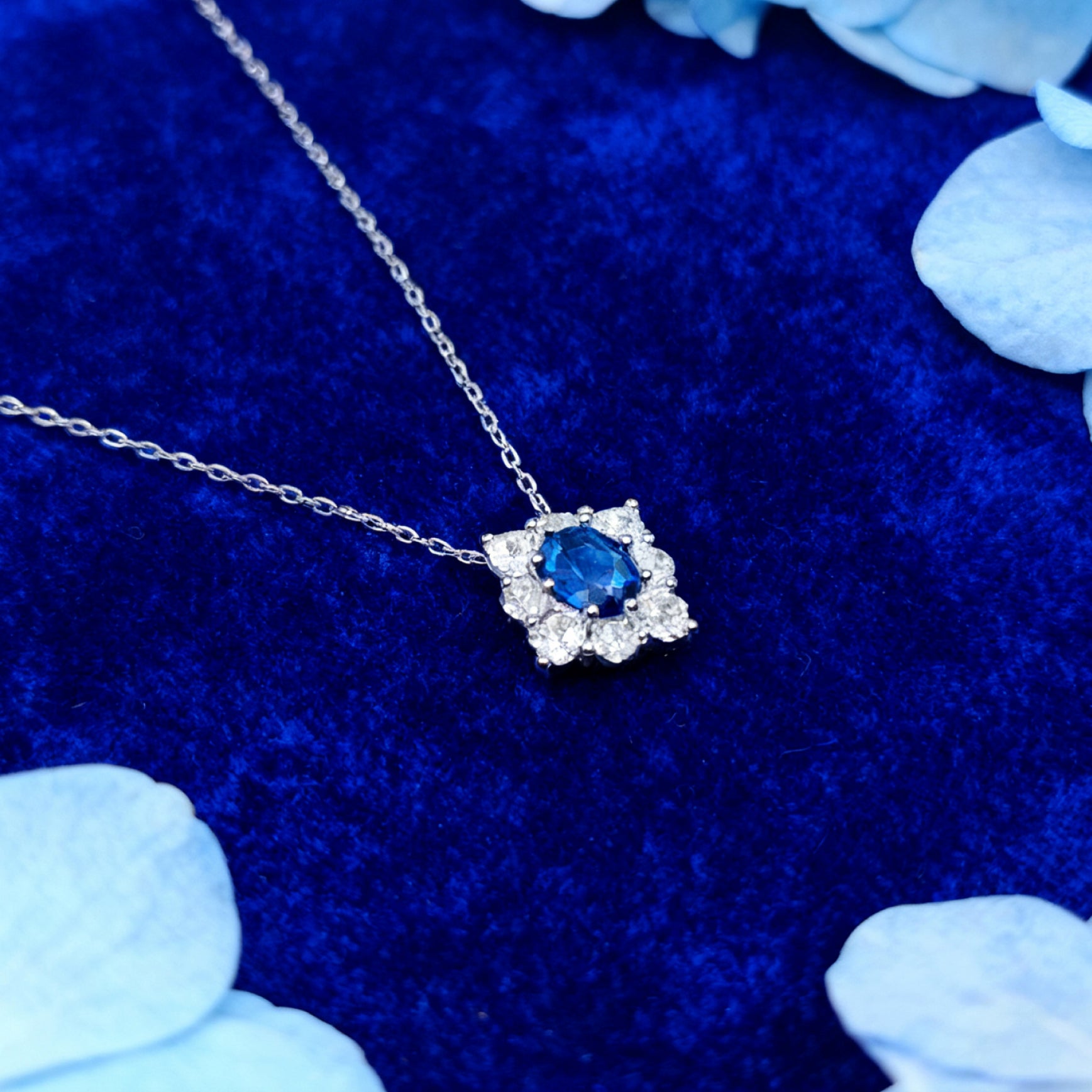 Collier pendentif Halo Royal « Étreinte » — Finition platine, cristal L’Ardeur bleu tanzanite