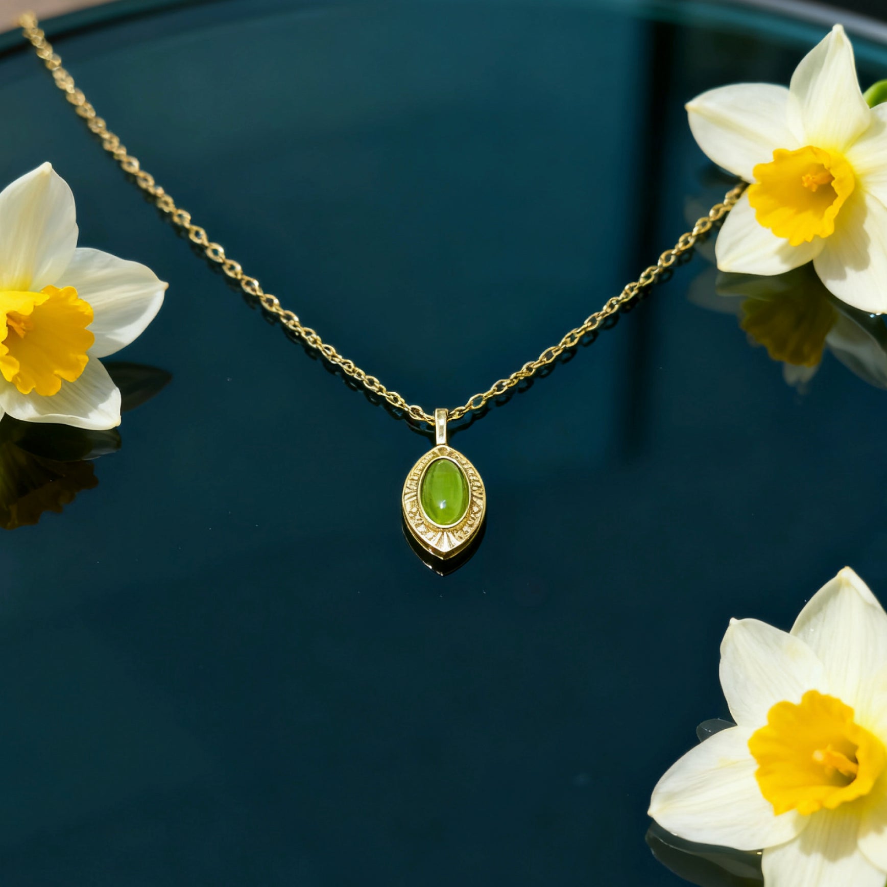 “Étreinte” Oval Green Crystal Pendant Necklace — 14K Gold‑Plated