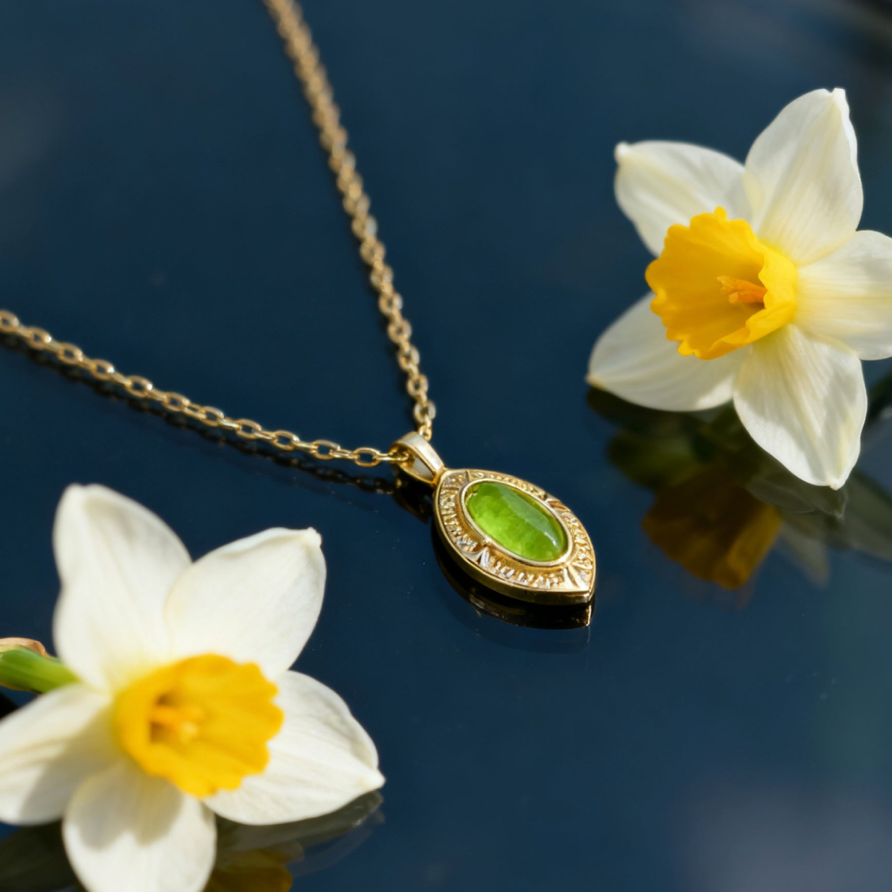 “Étreinte” Oval Green Crystal Pendant Necklace — 14K Gold‑Plated