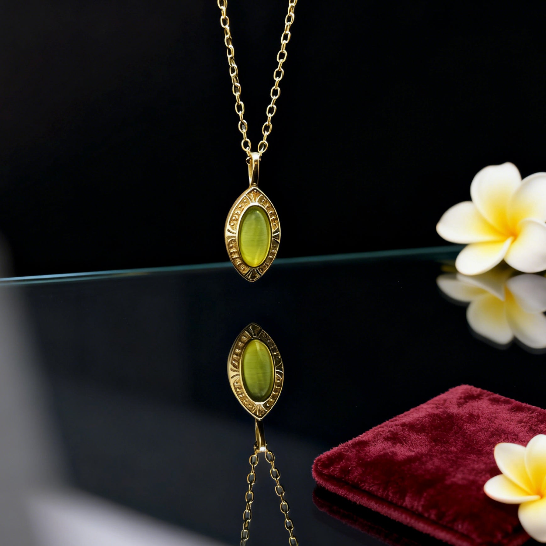 “Étreinte” Oval Green Crystal Pendant Necklace — 14K Gold‑Plated