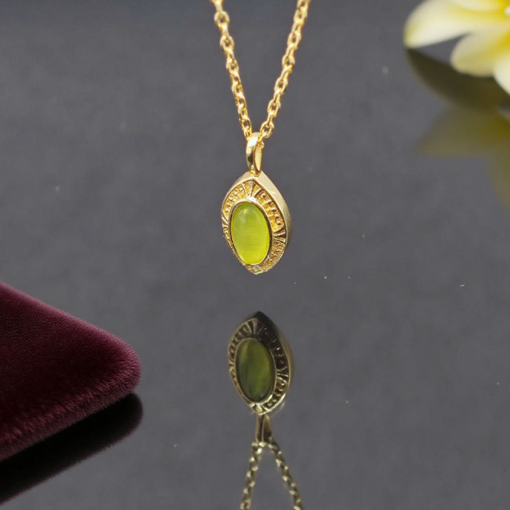 “Étreinte” Oval Green Crystal Pendant Necklace — 14K Gold‑Plated