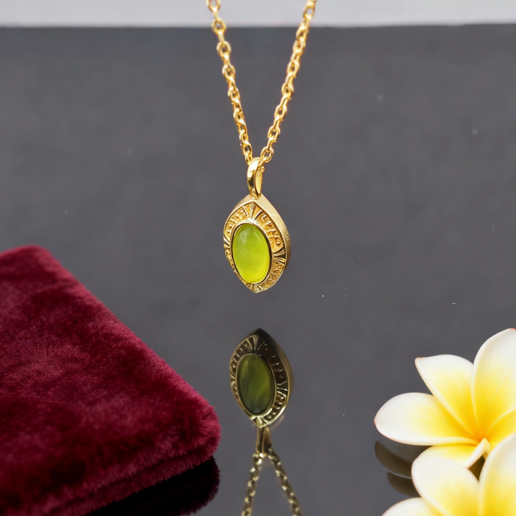 “Étreinte” Oval Green Crystal Pendant Necklace — 14K Gold‑Plated