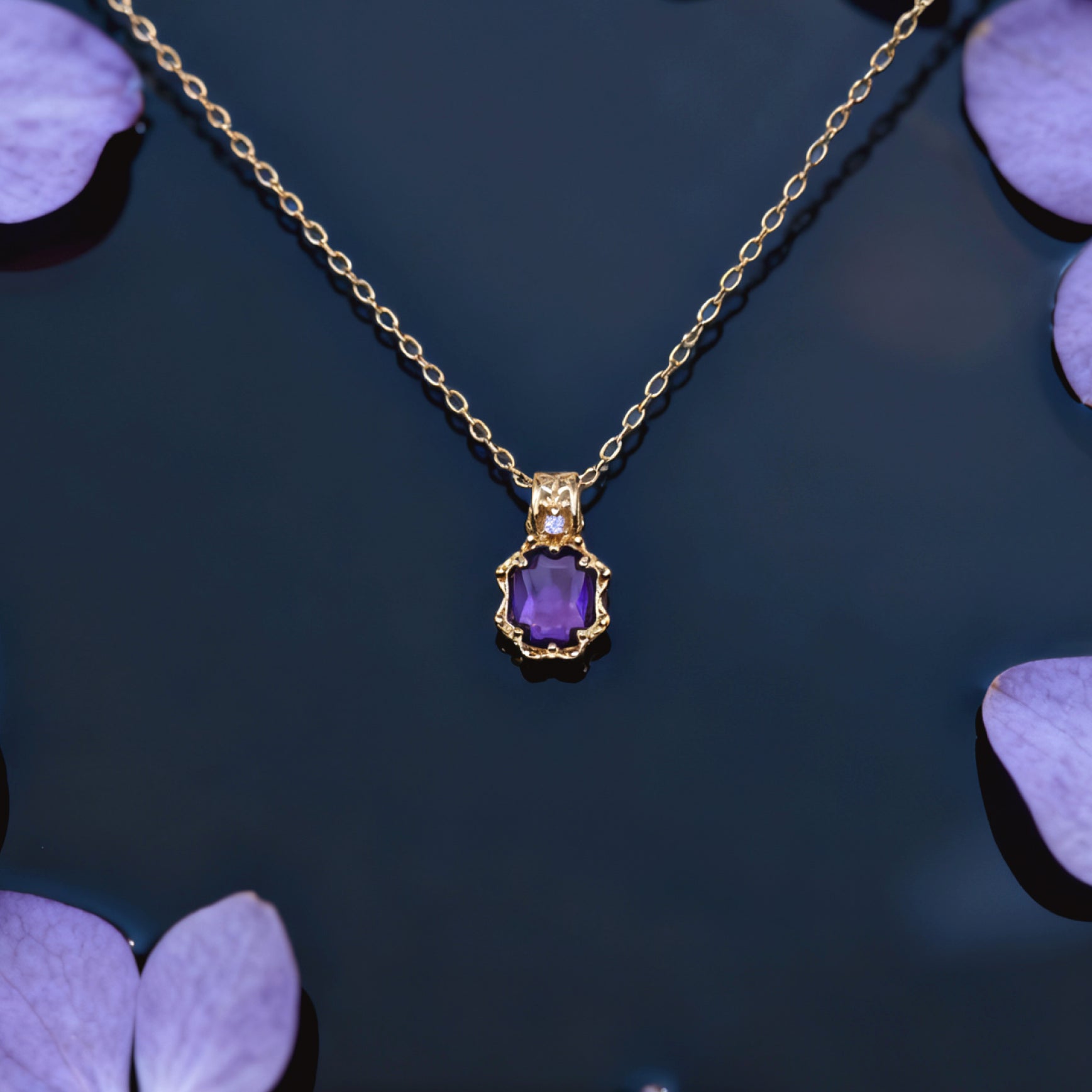 “Étreinte” Petite Bloom Pendant Necklace — 14K Gold‑Plated, Amethyst‑Style