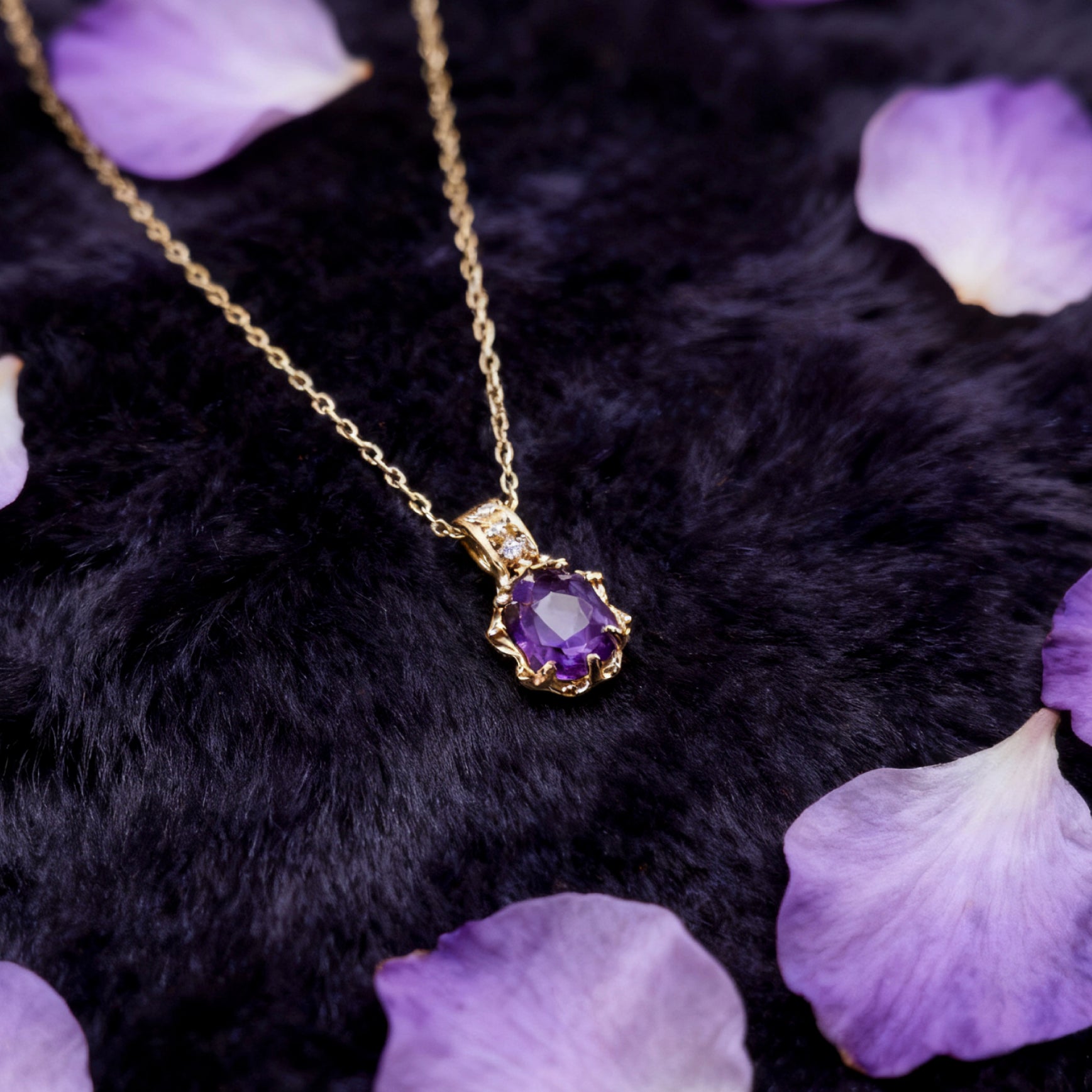 “Étreinte” Petite Bloom Pendant Necklace — 14K Gold‑Plated, Amethyst‑Style