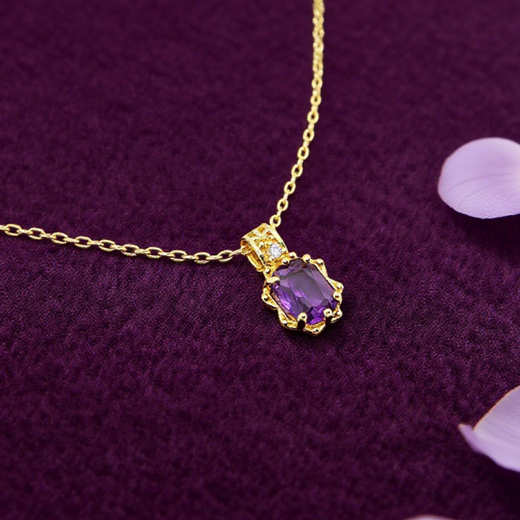 “Étreinte” Petite Bloom Pendant Necklace — 14K Gold‑Plated, Amethyst‑Style