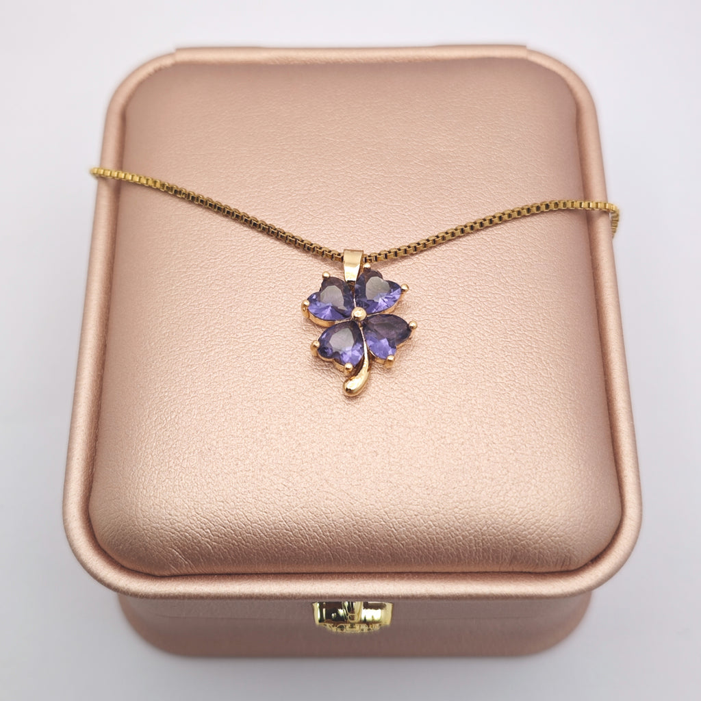 “Étreinte” Clover Embrace Pendant Necklace — 18K Gold‑Plated, Amethyst‑Style Violet