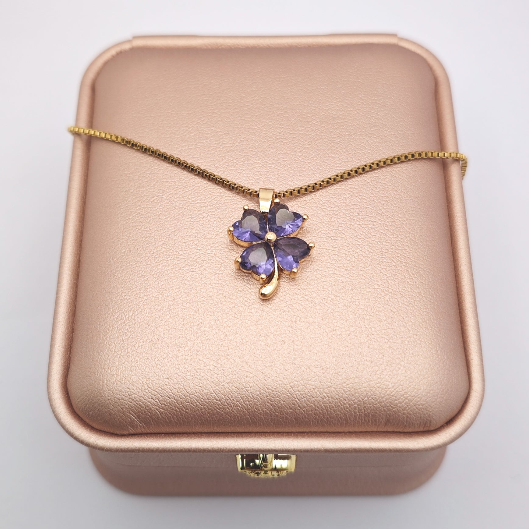 “Étreinte” Clover Embrace Pendant Necklace — 18K Gold‑Plated, Amethyst‑Style Violet