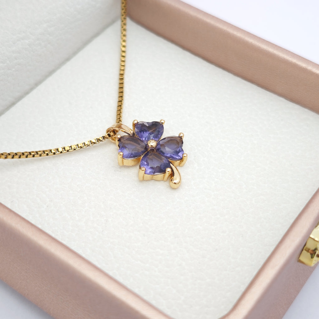 “Étreinte” Clover Embrace Pendant Necklace — 18K Gold‑Plated, Amethyst‑Style Violet