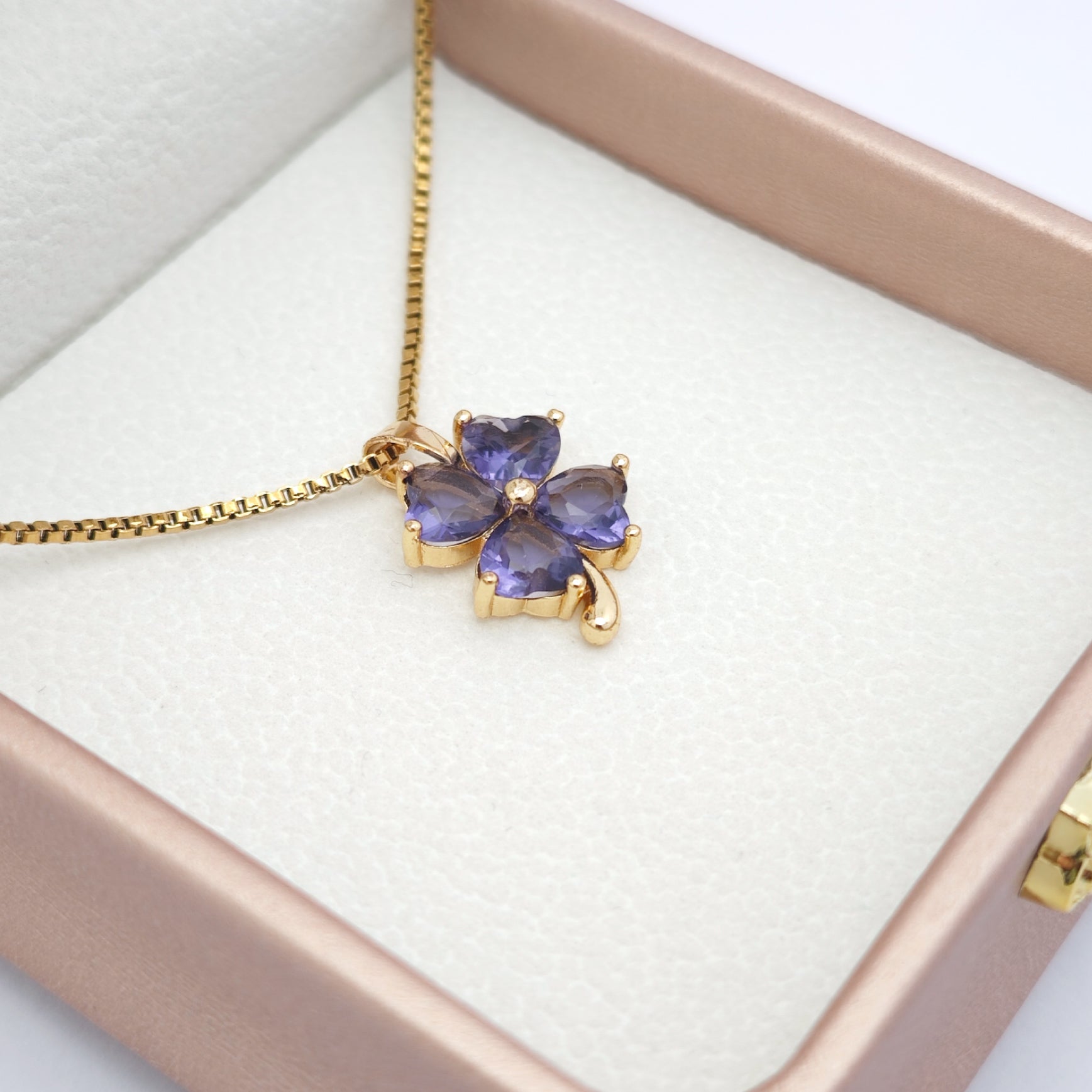 “Étreinte” Clover Embrace Pendant Necklace — 18K Gold‑Plated, Amethyst‑Style Violet