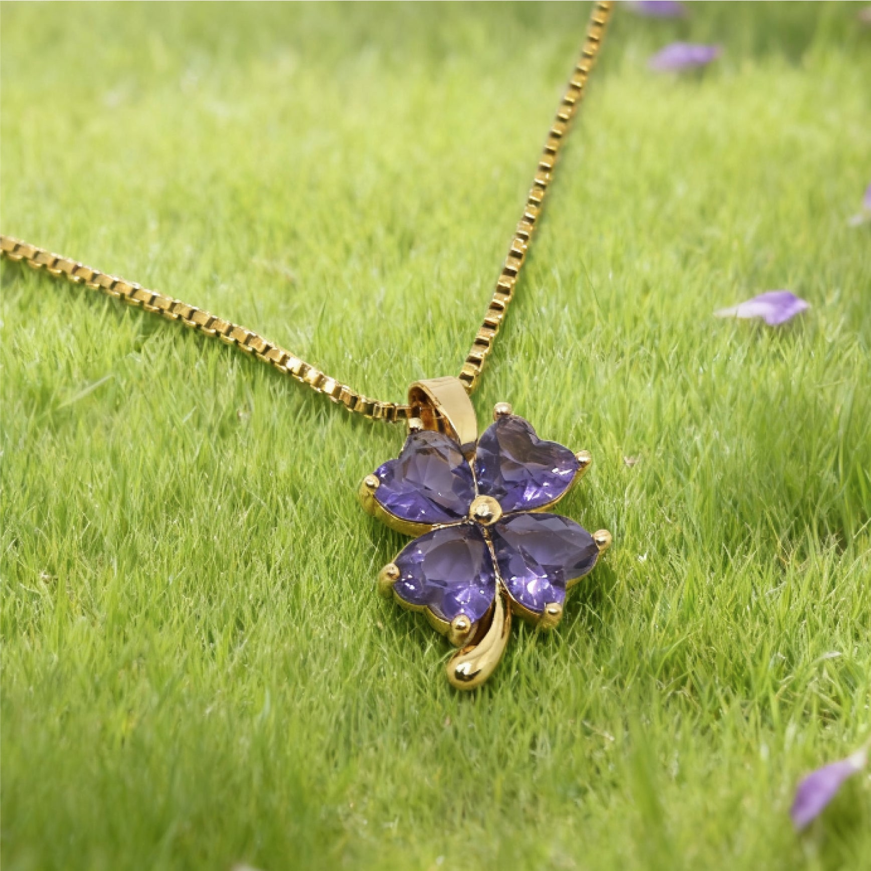 “Étreinte” Clover Embrace Pendant Necklace — 18K Gold‑Plated, Amethyst‑Style Violet