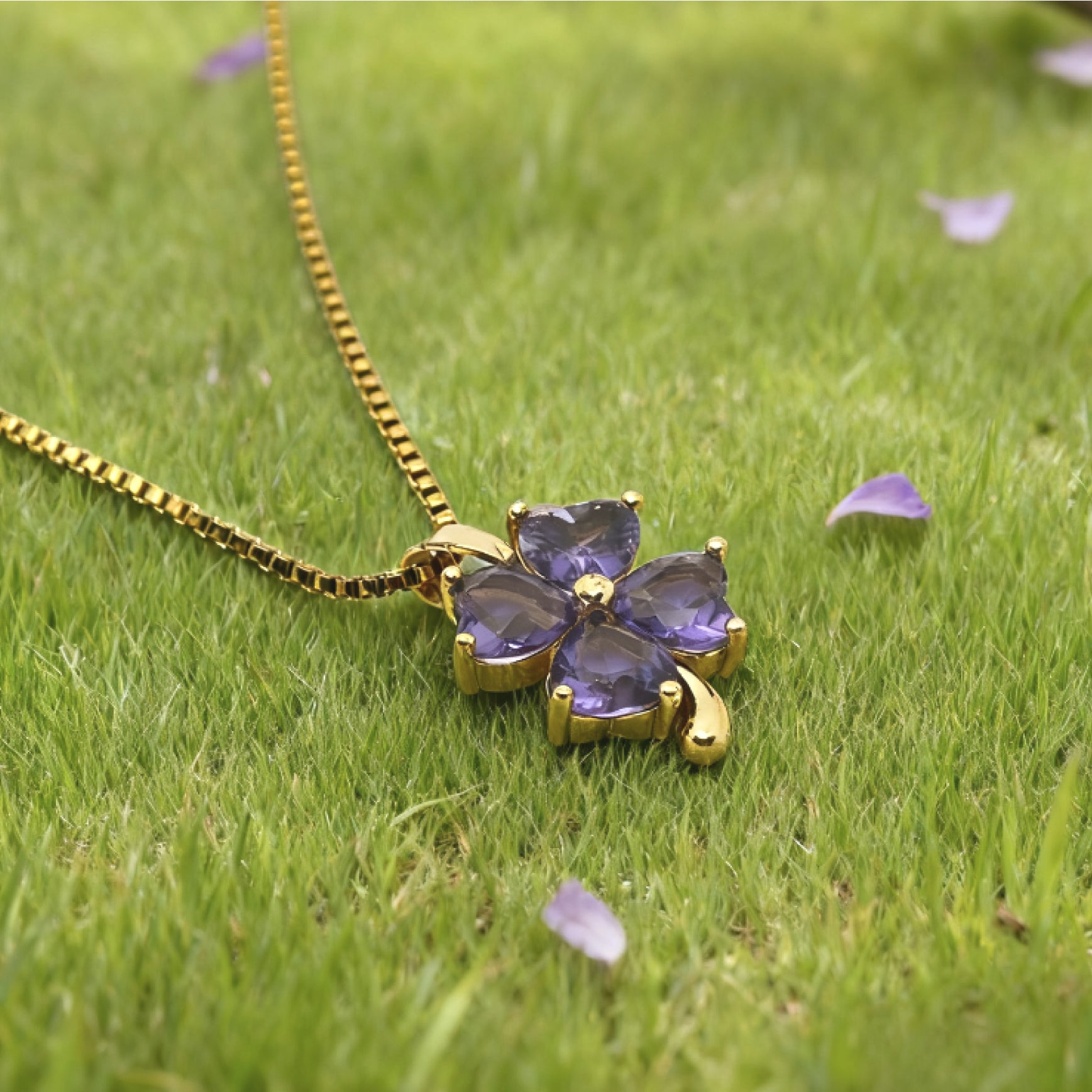 “Étreinte” Clover Embrace Pendant Necklace — 18K Gold‑Plated, Amethyst‑Style Violet