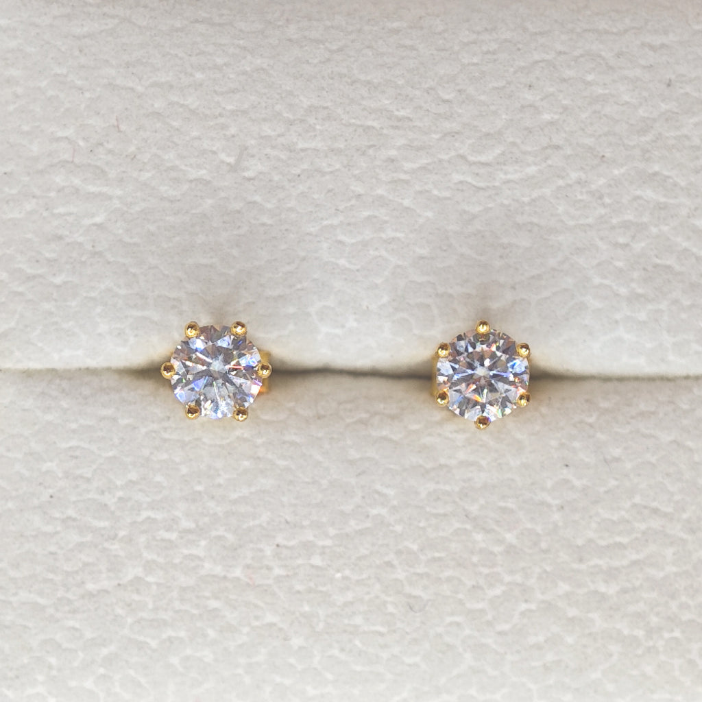 “Éclat” Classic Six‑Prong Moissanite Stud Earrings — 18K Gold‑Plated Sterling Silver