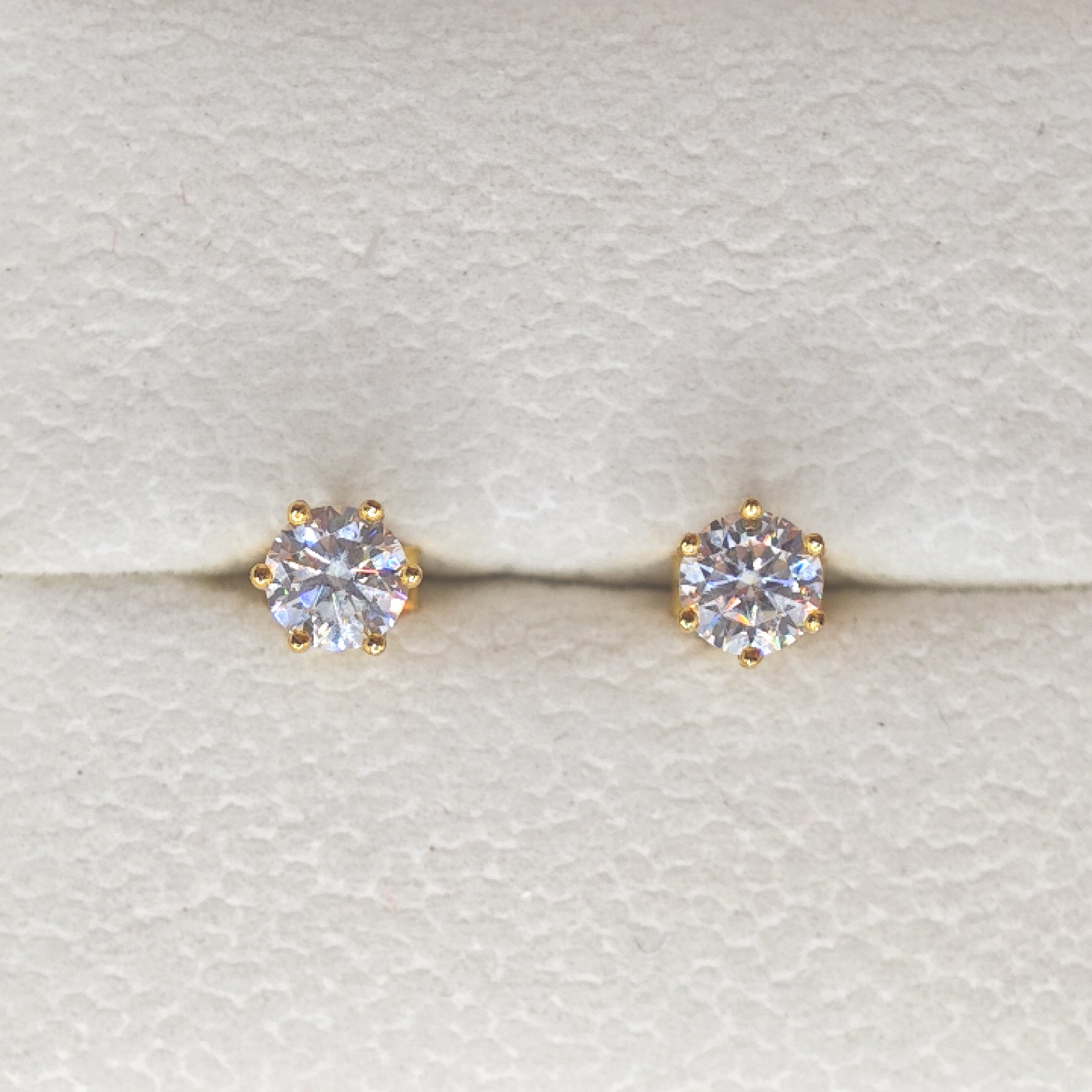 “Éclat” Classic Six‑Prong Moissanite Stud Earrings — 18K Gold‑Plated Sterling Silver
