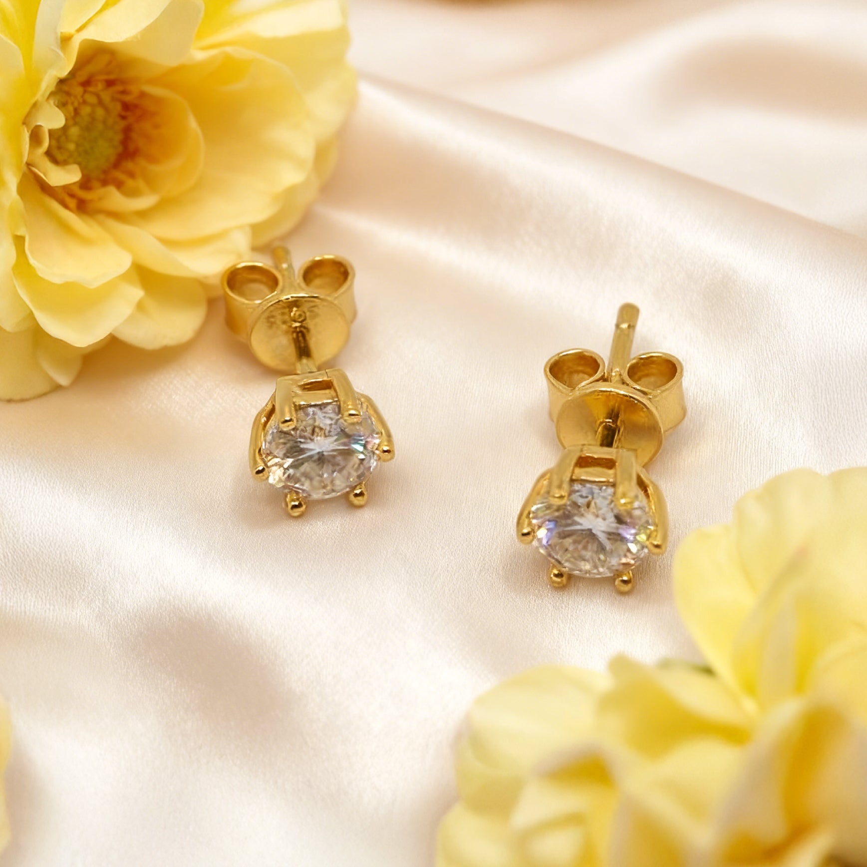 “Éclat” Classic Six‑Prong Moissanite Stud Earrings — 18K Gold‑Plated Sterling Silver