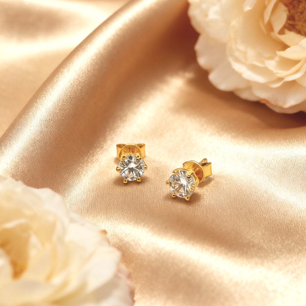 Boucles d'oreilles à six griffes « Éclat » en moissanite classique — Argent sterling plaqué or 18 carats