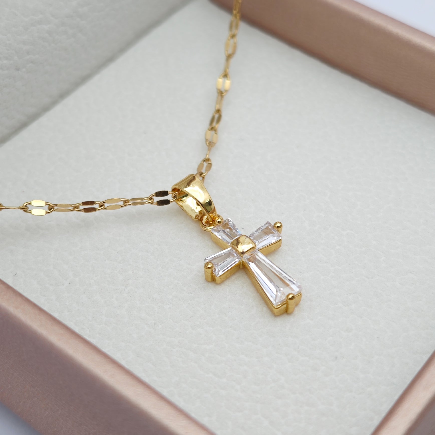 “Étreinte” Baguette Cross Pendant Necklace — 18K Gold‑Plated, Diamond-Style