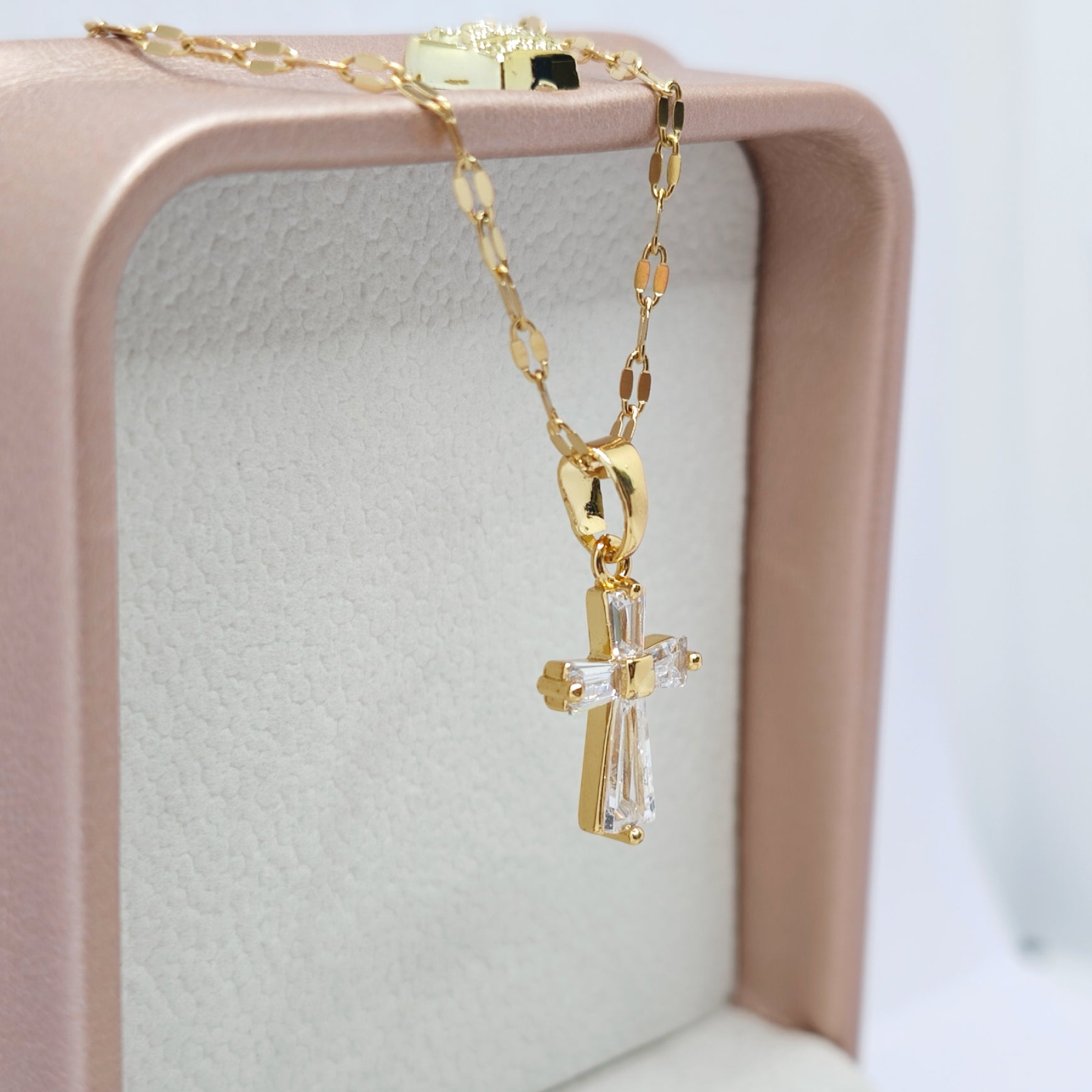 “Étreinte” Baguette Cross Pendant Necklace — 18K Gold‑Plated, Diamond-Style