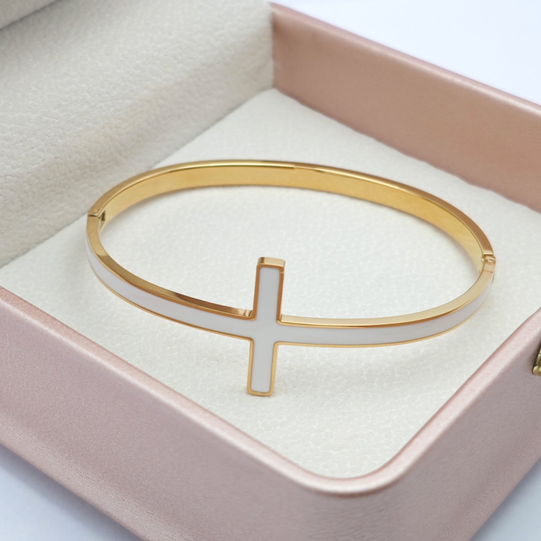 "Lien" Enamel Cross Open Bangle — 18K Gold‑Plated
