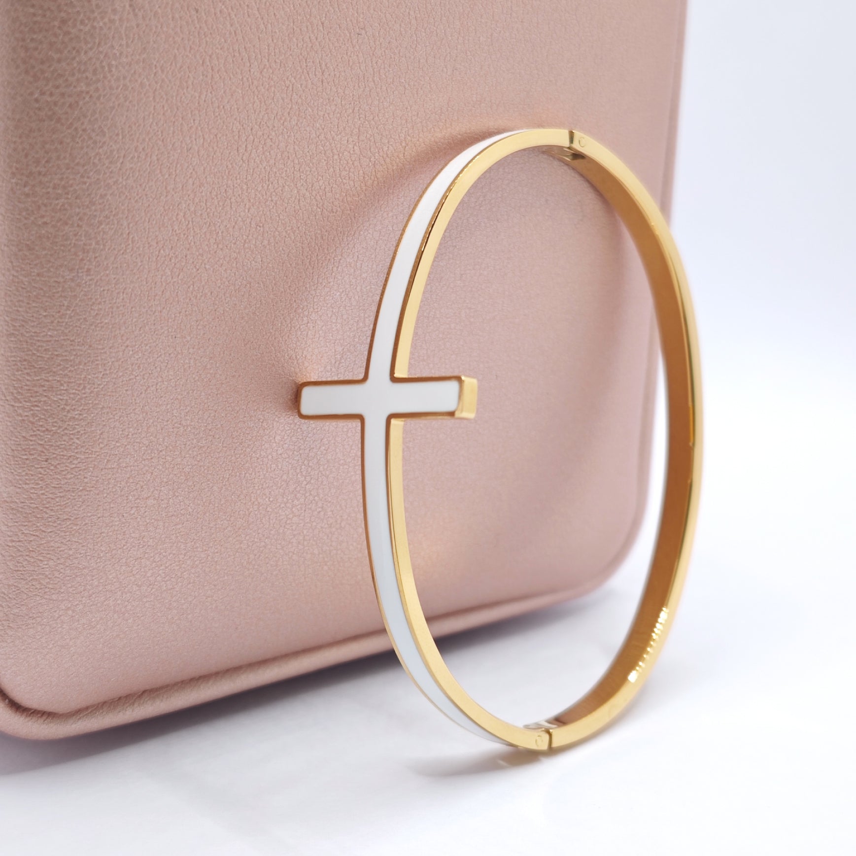 "Lien" Enamel Cross Open Bangle — 18K Gold‑Plated