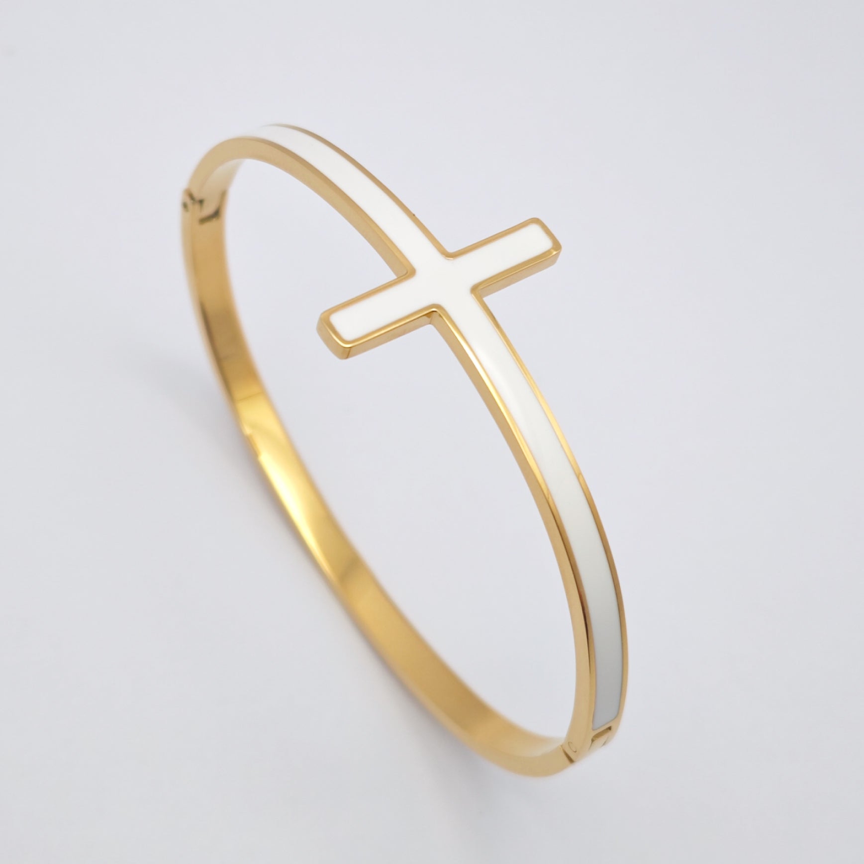 "Lien" Enamel Cross Open Bangle — 18K Gold‑Plated