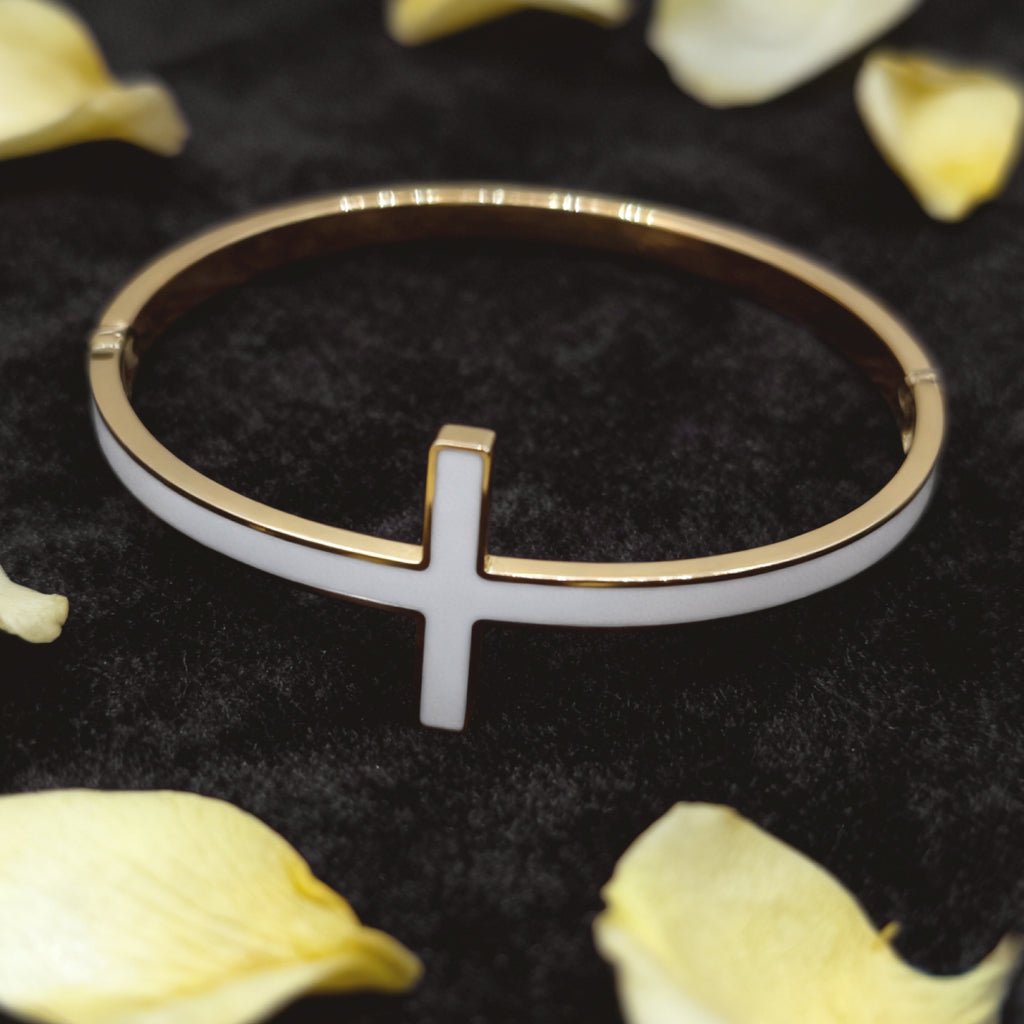 Bracelet ouvert en émail « Lien » avec croix — Plaqué or 18 carats