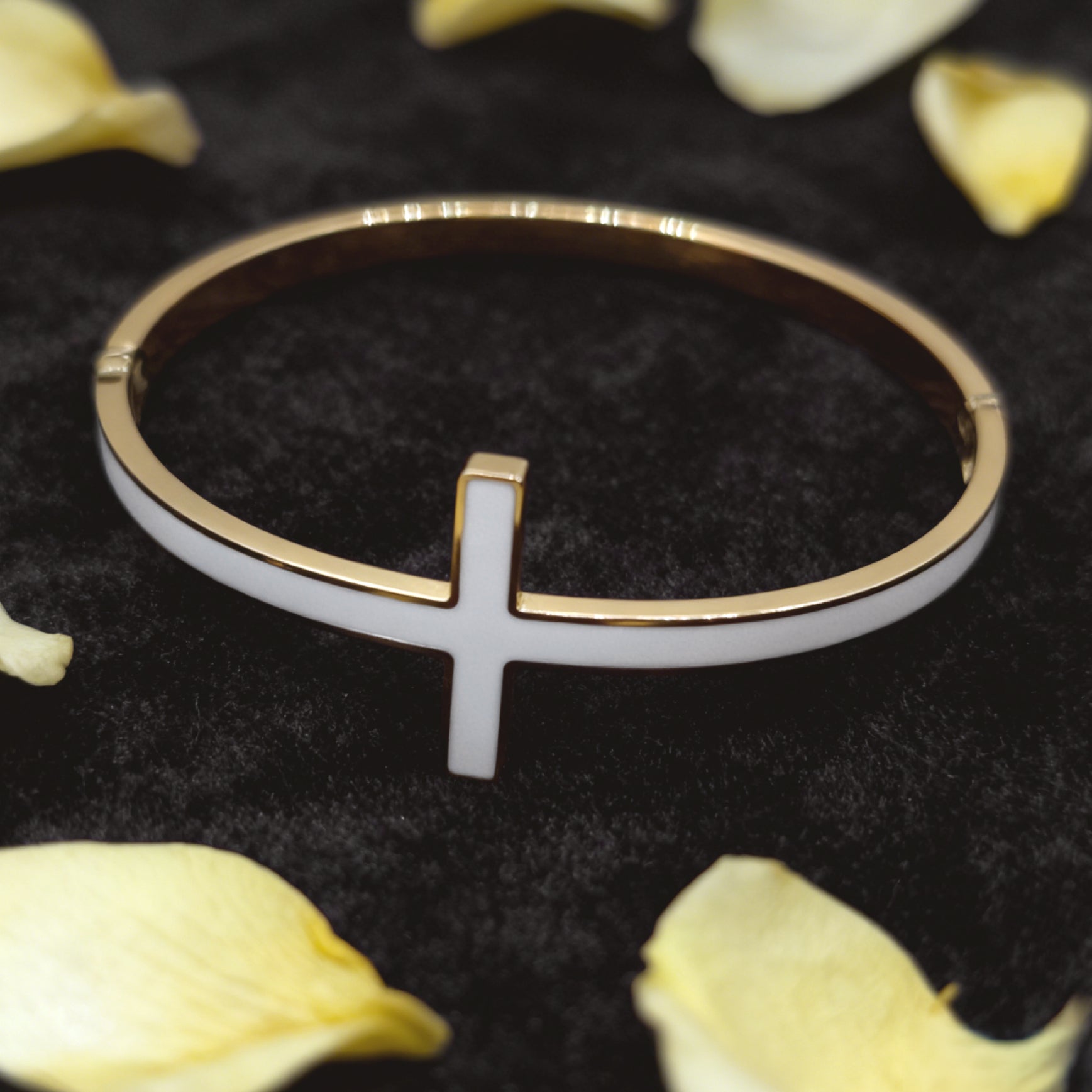 "Lien" Enamel Cross Open Bangle — 18K Gold‑Plated