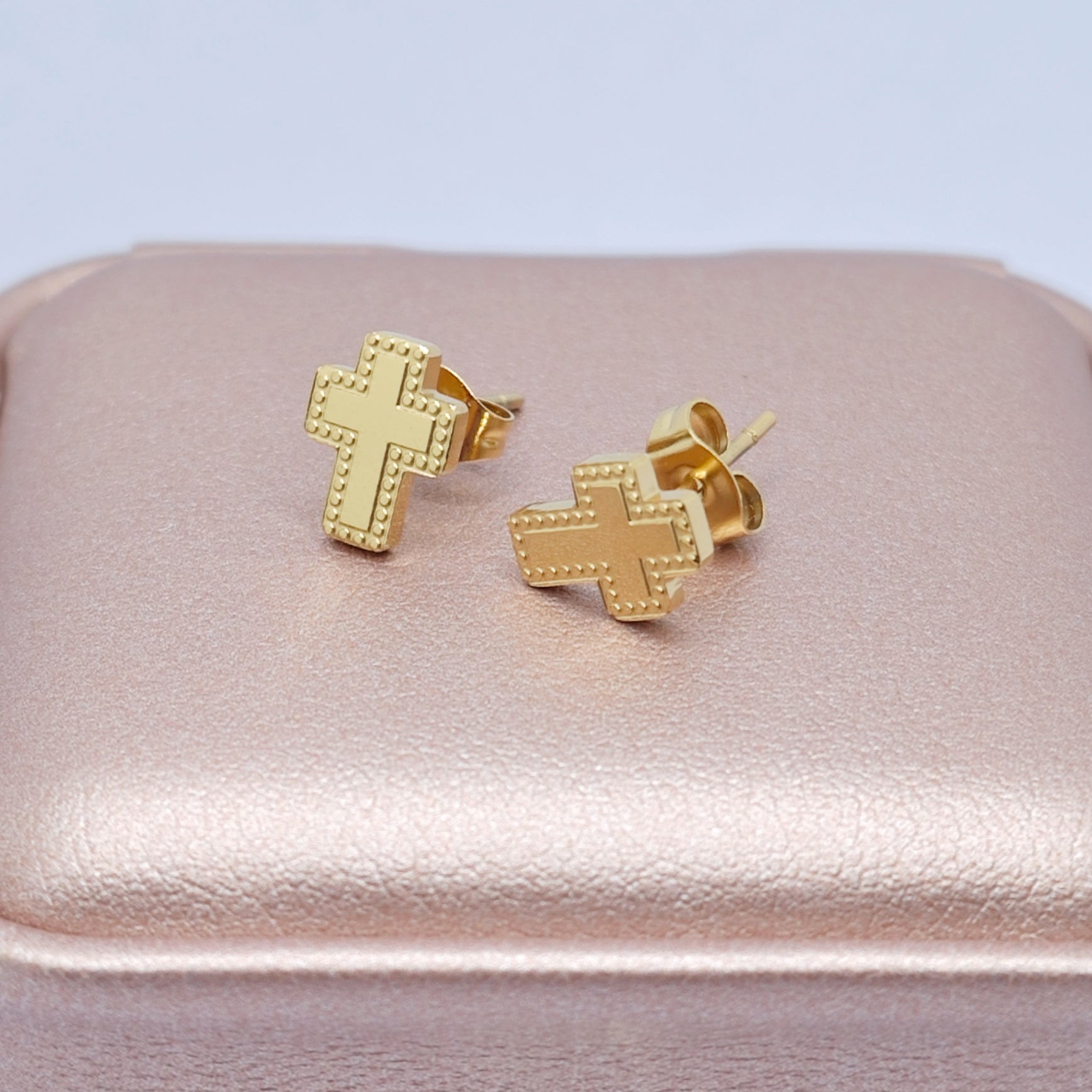 “Éclat” Milgrain Cross Stud Earrings — 18K Gold‑Plated Stainless Steel