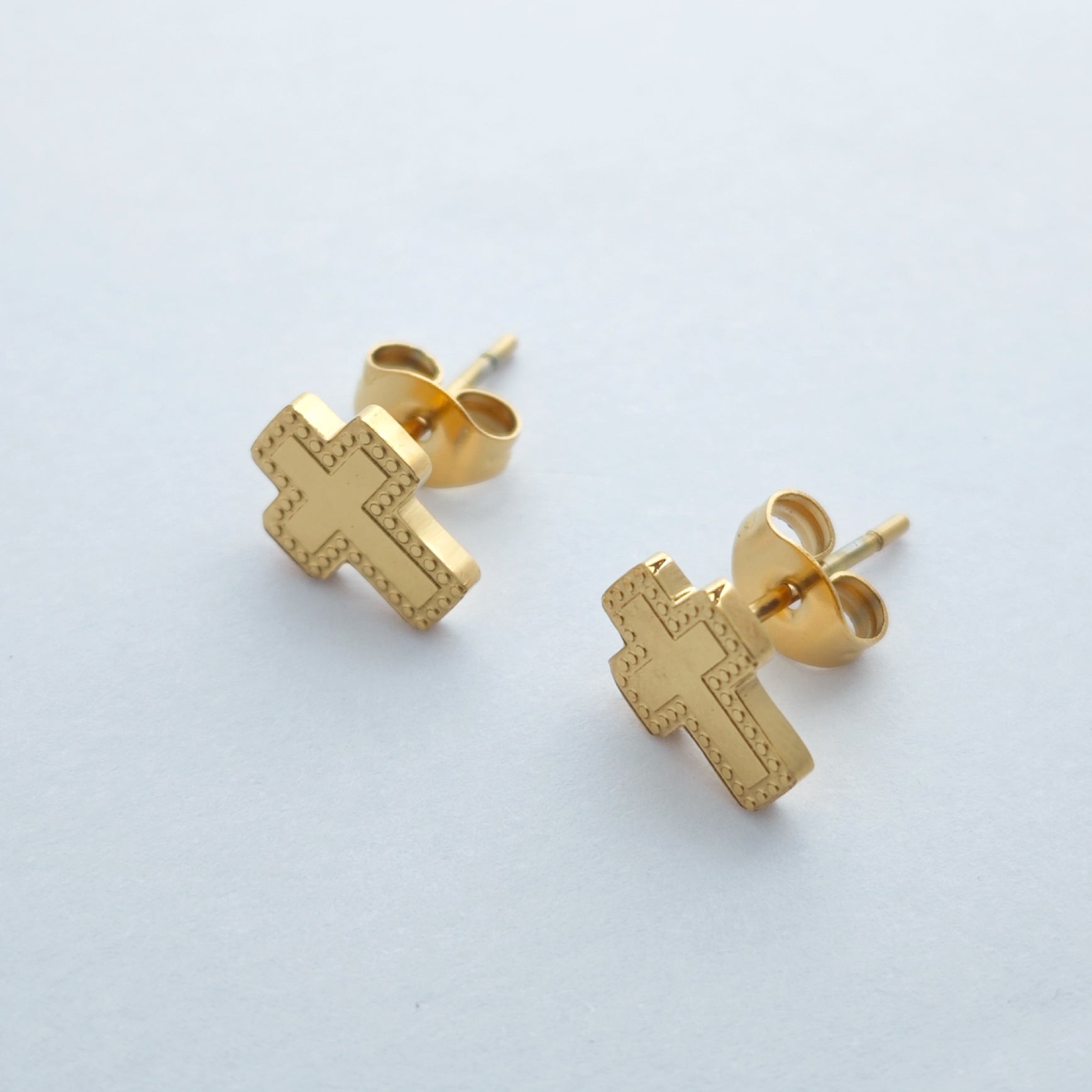 “Éclat” Milgrain Cross Stud Earrings — 18K Gold‑Plated Stainless Steel