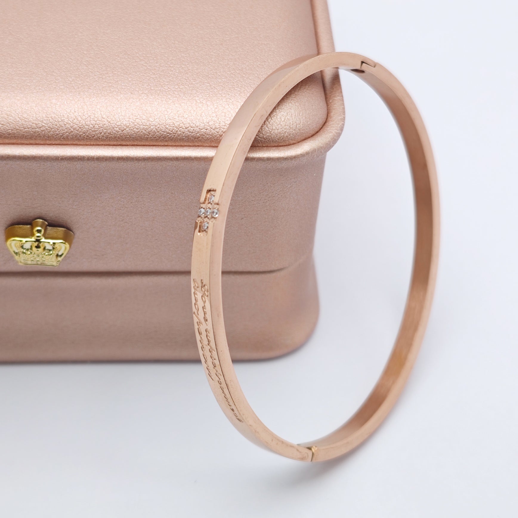“Lien” Cross-Clasp Bangle — 18K Gold‑Plated, High-grade CZ