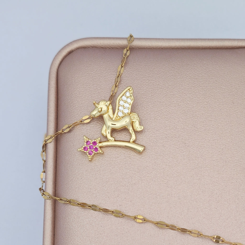 Collier à pendentif Pégase Stardust « Étreinte » — Plaqué or 18 carats, style diamant