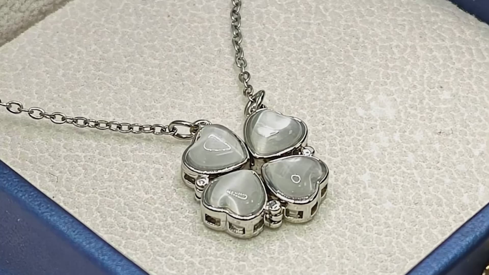 “Étreinte” Clover Pendant Necklace — Platinum‑Tone Chain, White Cat’s‑Eye Inlay